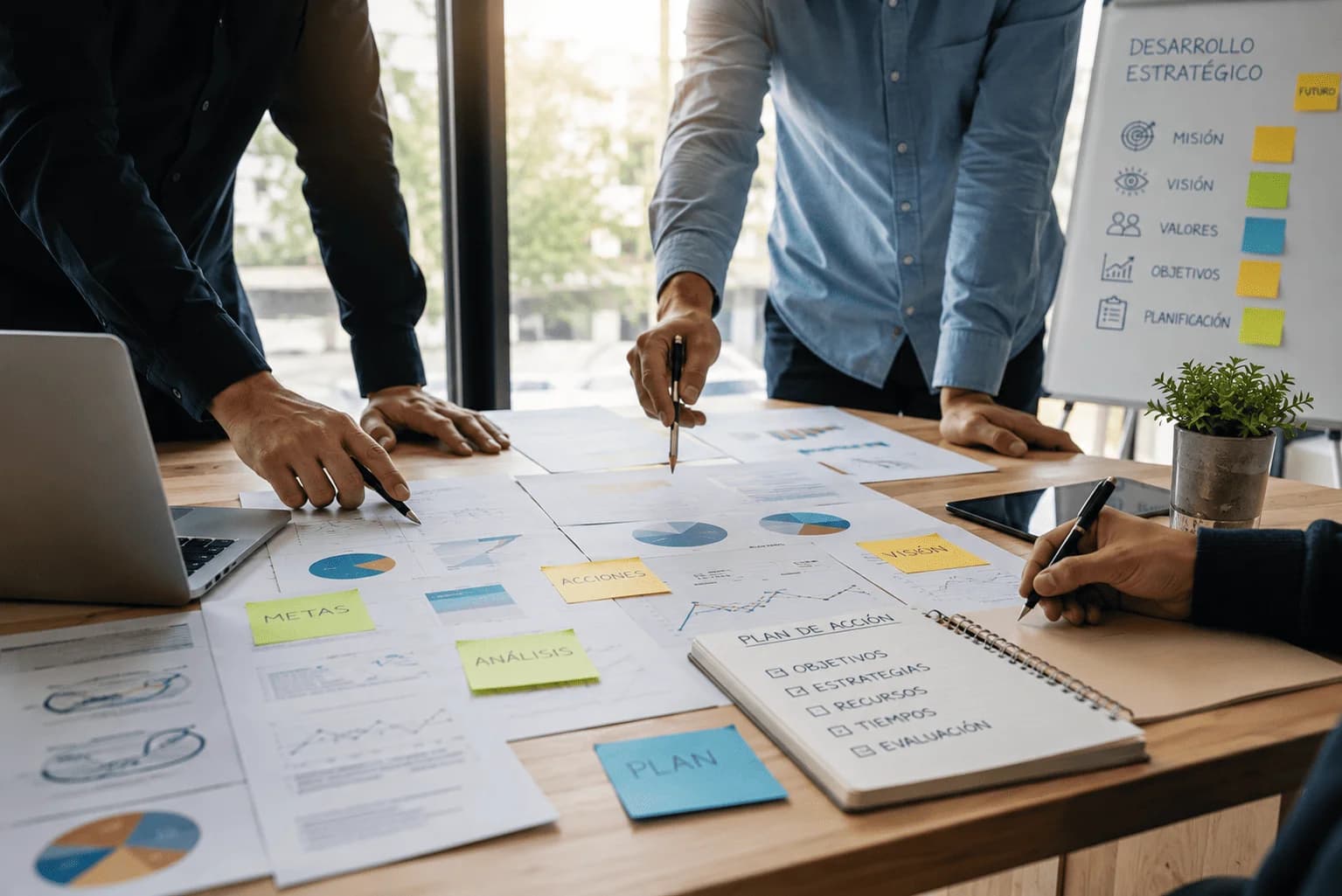 Equipo planificando el desarrollo estratégico con gráficos y notas adhesivas