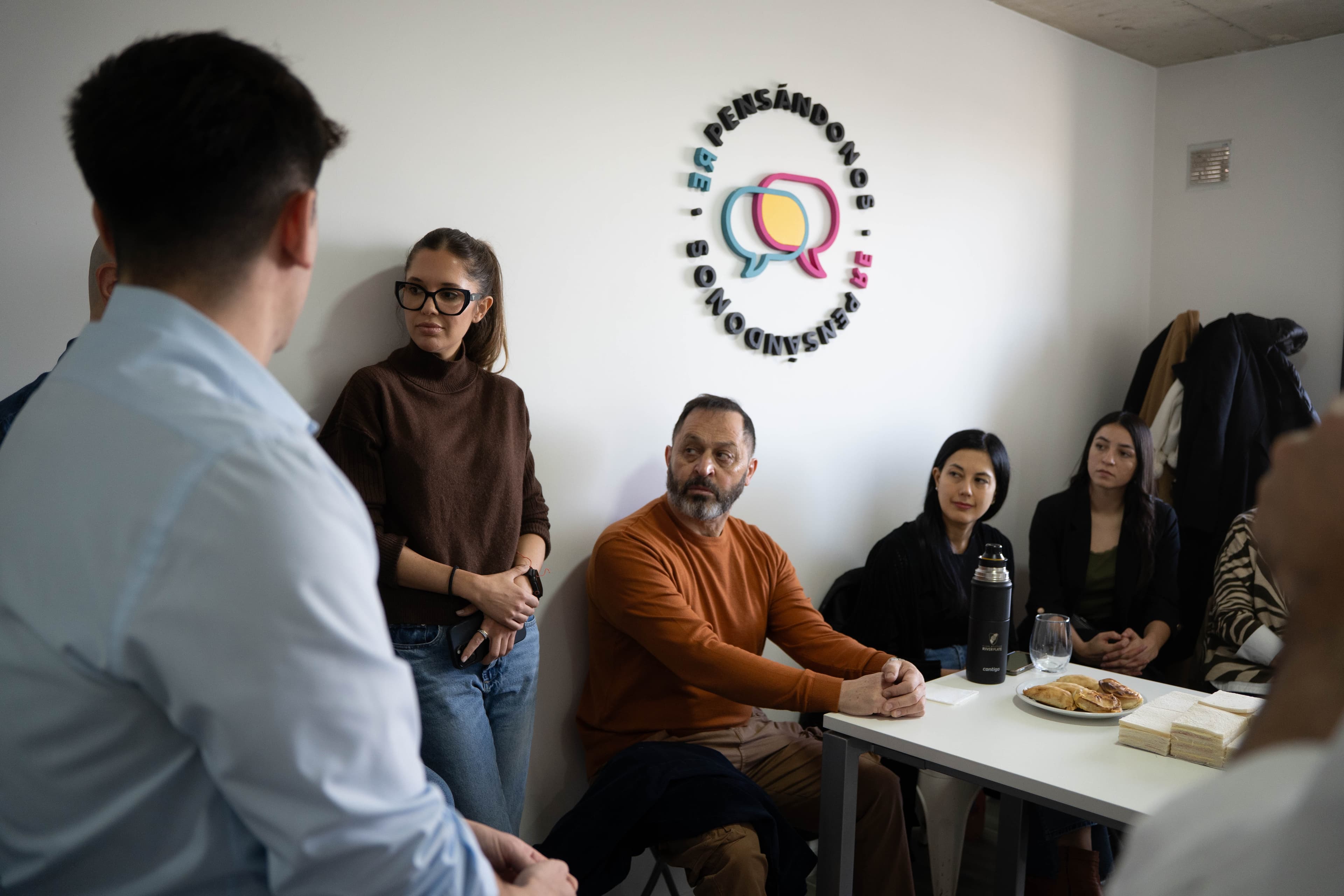Representantes reunidos alrededor de una mesa durante la firma de un convenio de colaboración