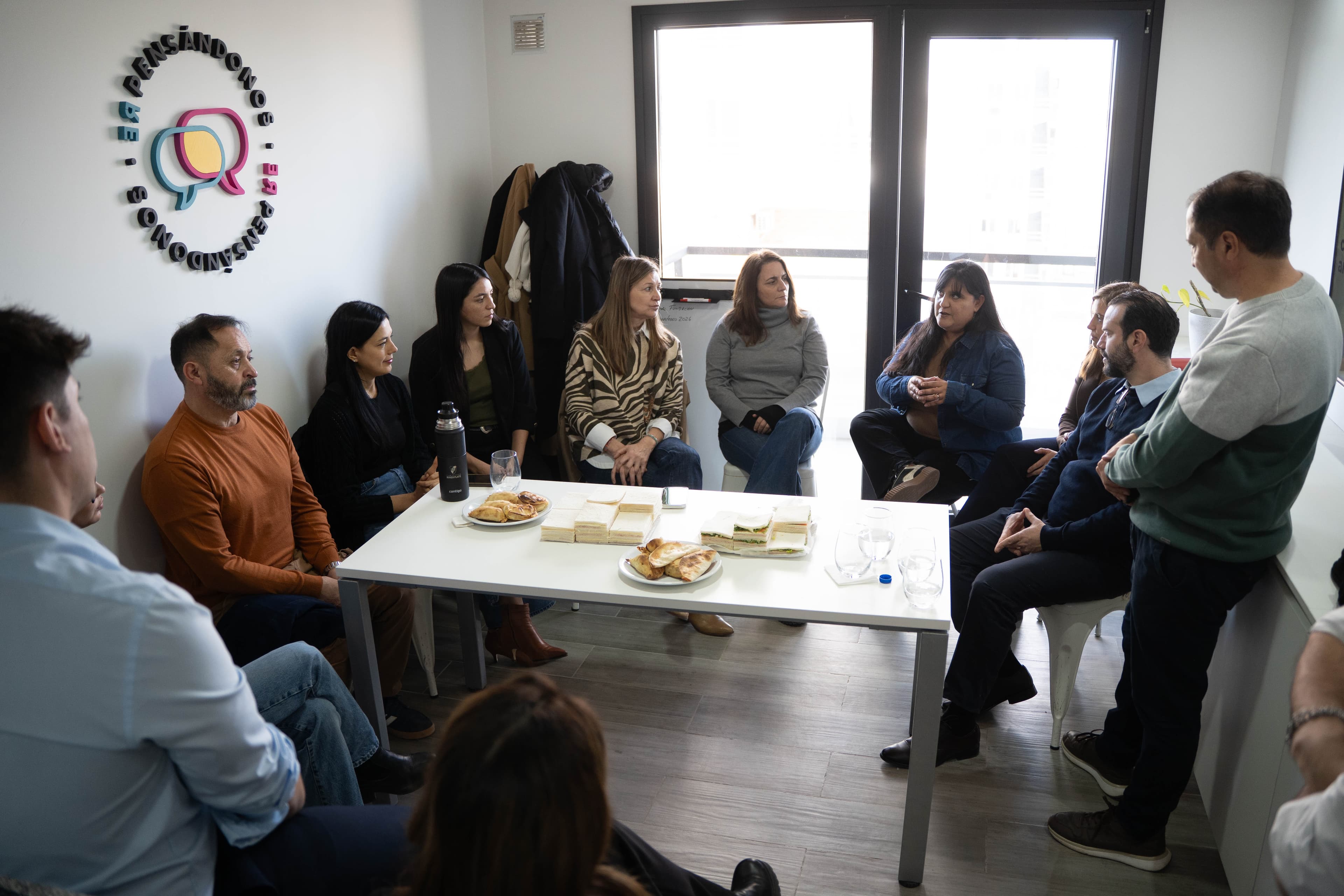 Jóvenes reunidos en ronda al aire libre durante una actividad de formación en Neuquén
